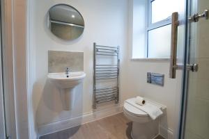 Ένα μπάνιο στο En-Suite Double Rooms, Smart TV Comfy Style