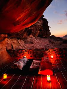 una habitación con dos velas en una cueva en Wadi rum wonders, en Wadi Rum