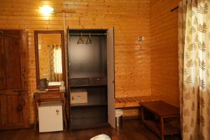 马西尼古蒂labdhi Resorts Masinagudi- Stag Groups not allowed的小木屋内带桑拿浴室的房间