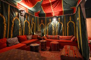 ein Wohnzimmer mit einer Couch in einem Zelt in der Unterkunft Riad La Maison Nomade in Marrakesch