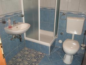 Koupelna v ubytování Apartments Znjan