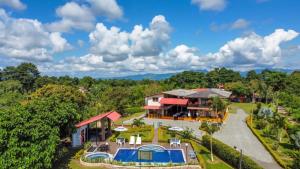 Bazén v ubytování Finca Hotel los Alpes nebo v jeho okolí