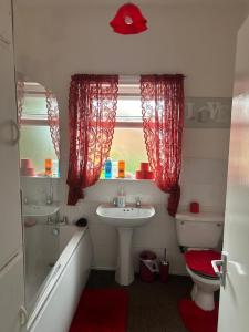 un bagno con lavandino, WC e finestra di Skyline Self Service a Leigh