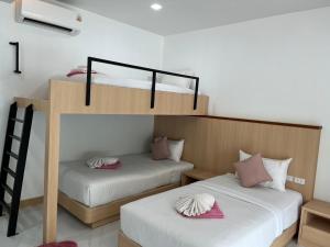 Giường trong phòng chung tại Pinky Tropical Resort & Villa +26 ảnh