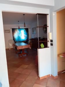 een woonkamer met een tafel en een eetkamer bij Il Marinaio in Messina