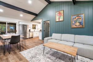 Posezení v ubytování Entertainment - Outdoor Pool - 1 Mile To Parkway!