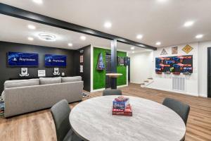 Posezení v ubytování Entertainment - Outdoor Pool - 1 Mile To Parkway!