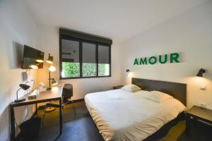 Postel nebo postele na pokoji v ubytování Logis - Hotel Restaurant La Mire