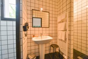 Koupelna v ubytování Logis - Hotel Restaurant La Mire + 37 fotografií