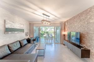 ein Wohnzimmer mit Sofa und Tisch in der Unterkunft Estudio Glamuroso cerca de la playa en Mijas Costa in Málaga