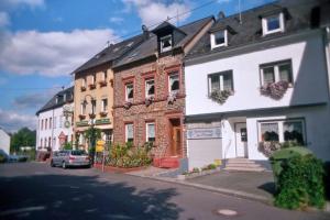 eine Gruppe von Gebäuden in einer Stadtstraße in der Unterkunft Ferienanlage - Am Moselufer in Kövenig