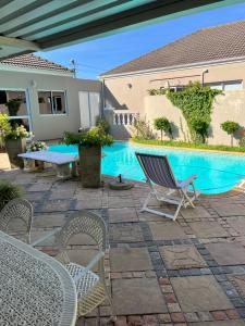 Πισίνα στο ή κοντά στο Somerset West Garden Apartments 3