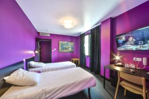 Postel nebo postele na pokoji v ubytování Logis - Hotel Restaurant La Mire