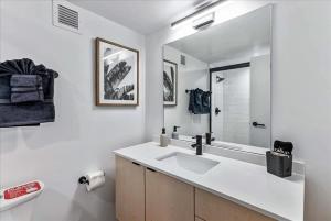 Un baño de DT Studio Gym Pool Table 8th Floor Parking