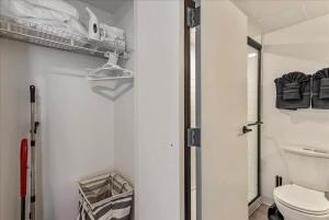 Un baño de DT Studio Gym Pool Table 8th Floor Parking