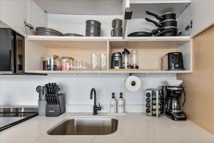 Una cocina o zona de cocina en DT Studio Gym Pool Table 8th Floor Parking
