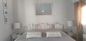 Ένα ή περισσότερα κρεβάτια σε δωμάτιο στο Port de La Houle - Beau 3 pièces classé 3 étoiles avec garage privé