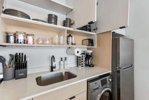 Una cocina o zona de cocina en DT Studio Gym Pool Table 8th Floor Parking