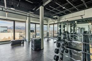 un gimnasio con vistas a las montañas en DT Studio Gym Pool Table 8th Floor Parking, en Salt Lake City