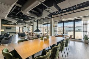 Una sala de conferencias con una gran mesa y sillas de madera. en DT Studio Gym Pool Table 8th Floor Parking, en Salt Lake City