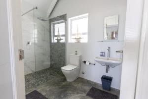 圣赫勒拿湾At3Brides Self Catering的带马桶、水槽和淋浴的浴室 更多32张照片