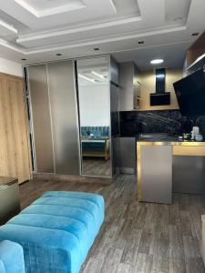 甘达坞伊港Appartement luxe avec vue sur le port de Kantaoui的厨房前方有蓝色的奥斯曼人的房间
