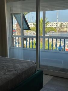 Appartement luxe avec vue sur le port de Kantaoui的阳台或露台