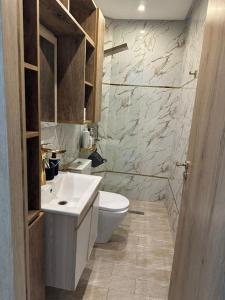 甘达坞伊港Appartement luxe avec vue sur le port de Kantaoui的配有白色马桶和水槽的浴室 更多17张照片