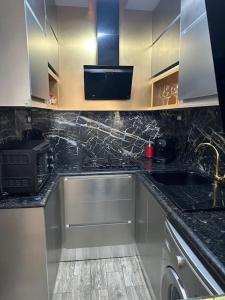 Appartement luxe avec vue sur le port de Kantaoui的厨房或小厨房