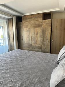 Appartement luxe avec vue sur le port de Kantaoui客房内的一张或多张床位