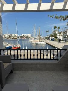 Appartement luxe avec vue sur le port de Kantaoui的阳台或露台