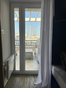 甘达坞伊港Appartement luxe avec vue sur le port de Kantaoui的通往海景阳台的门