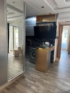 甘达坞伊港Appartement luxe avec vue sur le port de Kantaoui的带厨房的客房内的大镜子