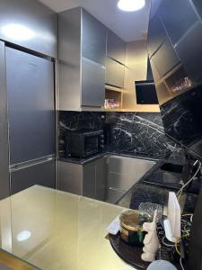 Appartement luxe avec vue sur le port de Kantaoui的厨房或小厨房