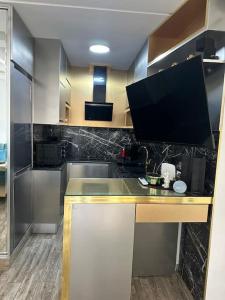 甘达坞伊港Appartement luxe avec vue sur le port de Kantaoui的一间厨房,在房间内配有台面