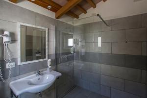 Koupelna v ubytování Hotel Santo Stefano + 37 fotografií