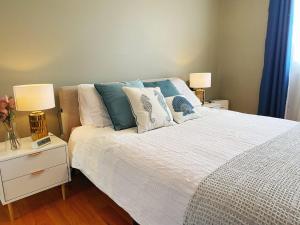 Aussie Escape Poolside Comfort and Relaxation客房内的一张或多张床位