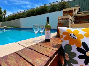 Aussie Escape Poolside Comfort and Relaxation内部或周边的泳池