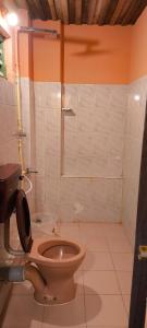 un bagno con wc e doccia di Tiny Temple a Varkala Altre 37 foto
