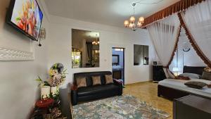 Prostor za sedenje u objektu Shanzu Oasis Pool- WiFi 5 mins from beach