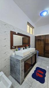 Kupatilo u objektu Shanzu Oasis Pool- WiFi 5 mins from beach