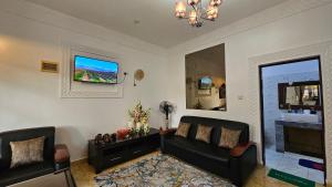 Prostor za sedenje u objektu Shanzu Oasis Pool- WiFi 5 mins from beach