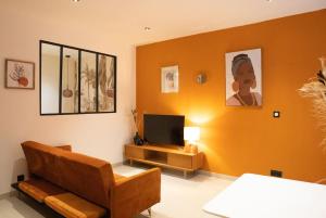 TV a/nebo společenská místnost v ubytování Bulle ocre, renové & climatisé dans le centre