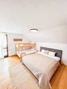 Ένα ή περισσότερα κρεβάτια σε δωμάτιο στο Family Nest Baisoara perfect for families