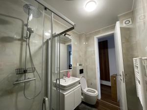 Bilik mandi di joy apartment 29 +40 gambar