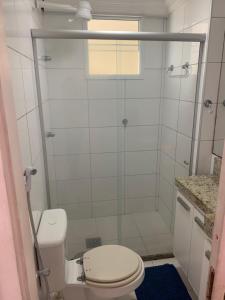 un bagno con wc e doccia di Apartamento lindo e perto da praia a Fortaleza