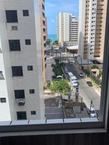 una finestra con vista su una strada della città di Apartamento lindo e perto da praia a Fortaleza