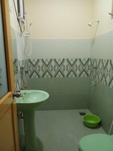 Bilik mandi di Udesh Guest