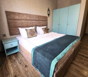 Postel nebo postele na pokoji v ubytování Sahil İnn Hotel Formula 1 view
