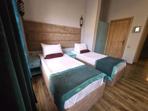 Postel nebo postele na pokoji v ubytování Sahil İnn Hotel Formula 1 view